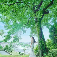 市街10分、森に佇むウエディングのための貸切邸宅。高台の絶景と美食が大評判
森に囲まれた高台は、全国でも希少なロケーション。丘の上からの絶景を見渡せるガーデン付きの貸切邸宅では、口コミでも話題を集める美食と出会える。