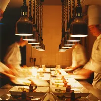 おもてなしの要は、本場の技を受け継ぎ、季節の素材の持ち味をいかした本格フレンチ。旬と鮮度にこだわった食材の数々は、シェフ自ら吟味した逸品です