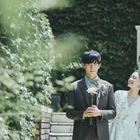 ガーデンへの石畳のアプローチ。大聖堂に隣接した緑溢れるガーデンでは挙式後のアフターセレモニーが叶う。