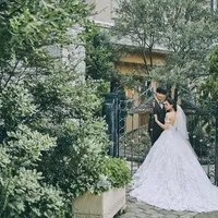 迎えるゲストの期待も膨らむ緑いっぱいのエントランスゲート。