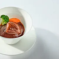 前菜｢近江牛のほほ肉に赤ワイン煮込み｣。コースのスタートからワクワク感が体感できる一品。