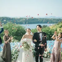 プールサイドでのフラワーシャワー