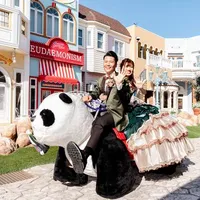 おふたりの入場はなんと遊園地のパンダカー☆ゲストも大盛り上がりの演出でした！