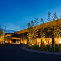 世界的な建築家：隈研吾氏が設計したリゾートホテル。街中にありながらも独特な静けさに包まれた空間。