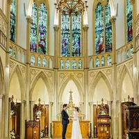 天井高が高く迫力のステンドグラスの大聖堂