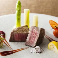 結婚式・披露宴において欠かせないのが
“お料理”

厨房と会場が隣り合わせなので“できたて”の料理を食べられる。

“あたたかいものはあたたかく”