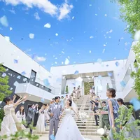 挙式後の大階段でのフラワーシャワー♪