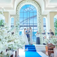 祭壇の先に海と空を一望するチャペル。大きな窓から光が降り注ぎ、海へ続くバージンロードが輝きを放つ