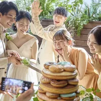 ケーキ入刀もゲストに囲まれて♪