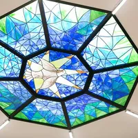 ステンドグラス祝福の光が降り注ぐ