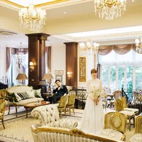 館内には、イギリスのアンティークのカフェが。ゲストが到着すると時間までゆっくり過ごせる空間！