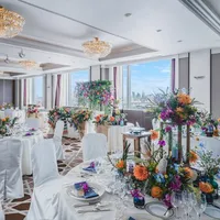 空と海がきらめくレインボーブリッジサイドの景色が愉しめる「虹」。