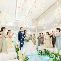＼ドレス重視の憧れ花嫁へ／試着×白チャペル×豪華試食×最大165万優待