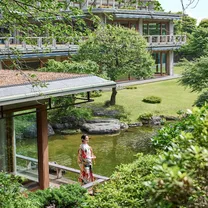 【歴史ある日本庭園と名建築を貸切に】庭園見学と伝統料理試食付