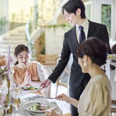 見た目にも鮮やかな料理にゲストの顔もほころぶ