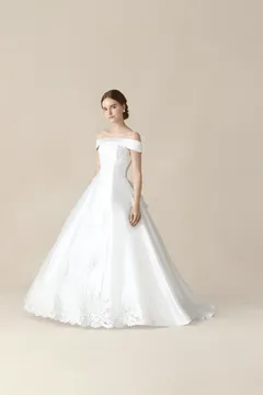 VERA WANG Liesel」VERA WANG リーゼルです。胸元のインド刺繍や