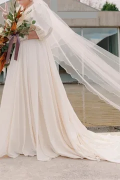 タフタ素材のボリュームAラインドレス