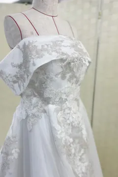 ゴールドレースがおしゃれなAラインドレス