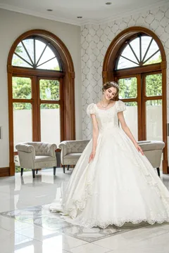 エレガントなホワイトウェディングドレス エレガント ウエディングドレス ホワイト オフショ ルダー