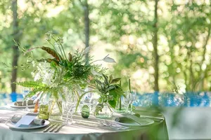 豊かな緑と水に囲まれるパーティ会場