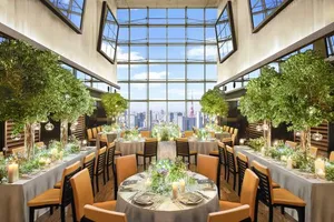 両サイドの大きな窓から都内を一望できる披露宴会場