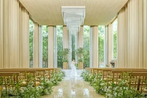 陽光に包まれる開放的なチャペル