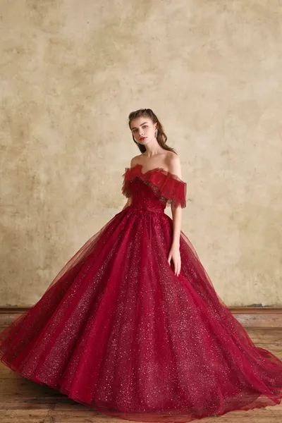 ウェディングドレス　dress 赤 お色直し、カラードレス】 華やかインパクトを叶える、レッド