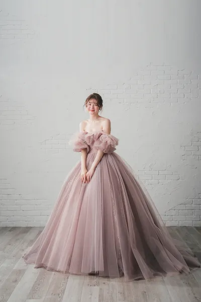濃いピンク　カラードレス ウェディングドレス　結婚式 華やかに彩るピンクドレス♡｜ラソールガーデン名古屋で挙式され