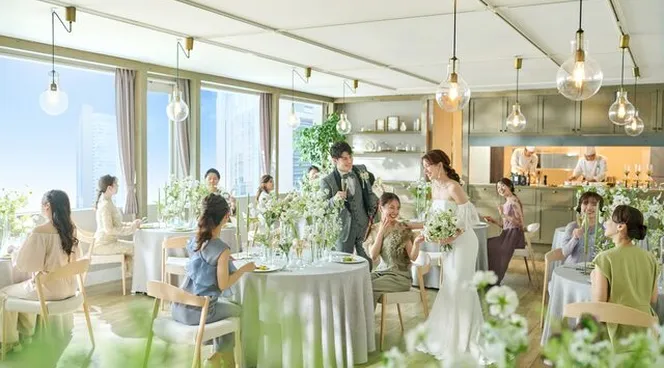 【アフターリビング】自然光あふれるパーティ空間