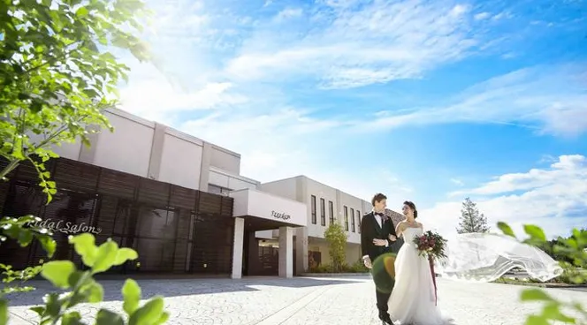 緑・風・光の中でおもてなしするウエディングパーティ