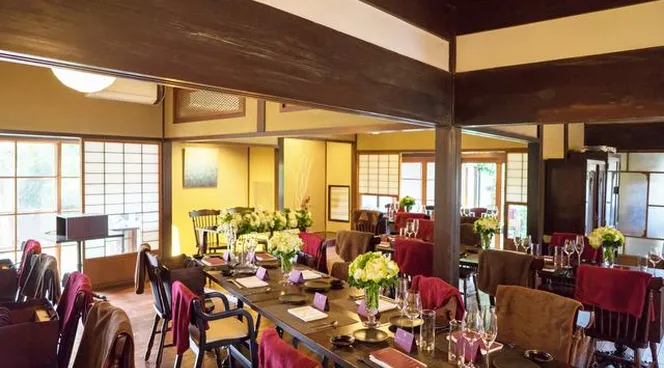 懐かしいと新しいが調和する モダンなパーティ会場