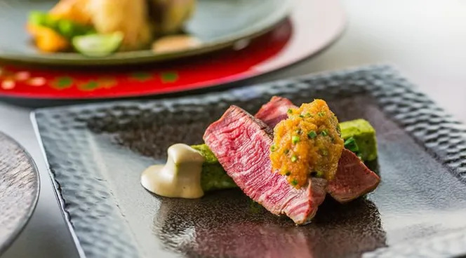 厳選した季節の素材を使い、シェフが腕を振るう料理の数々