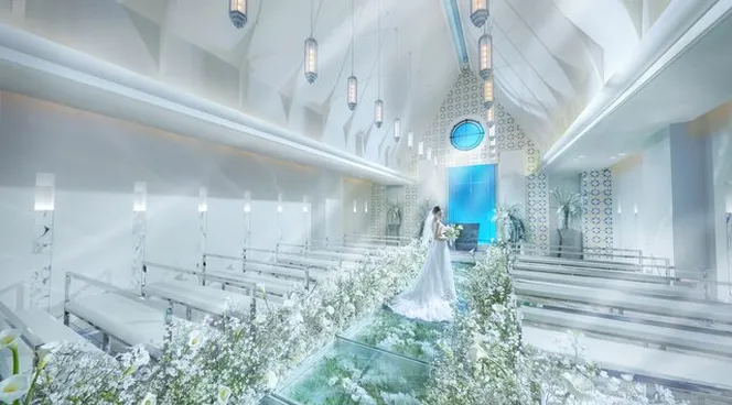 白亜の独立型チャペル／全天候型の神殿での神前式