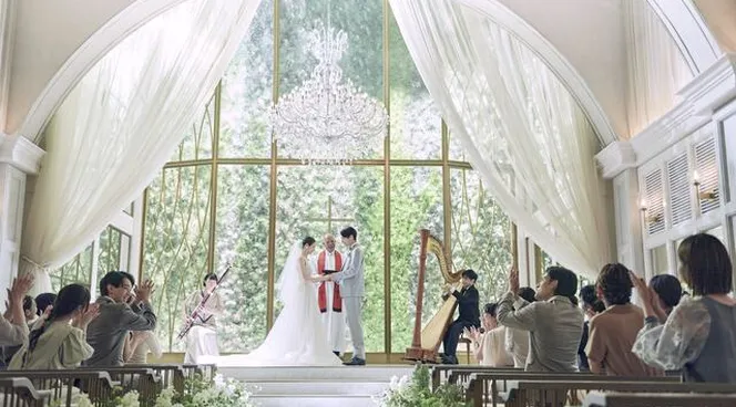 白基調の明るくて緑あふれる天井高６mの会場