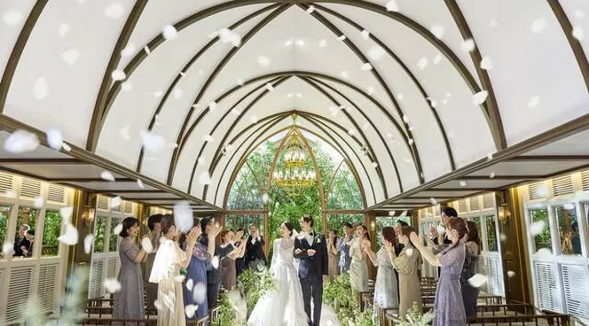 光と緑に包まれる【森のチャペル】