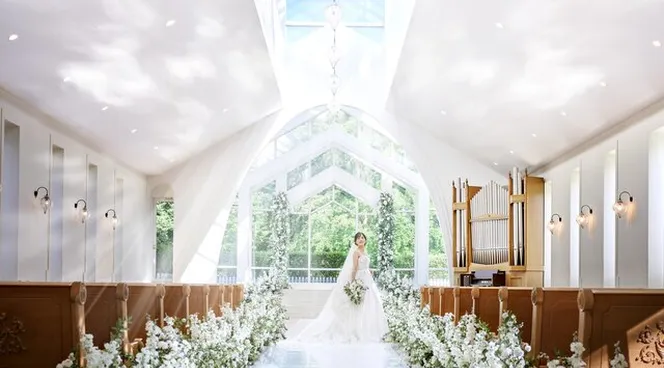 自然光溢れるクリスタルチャペル