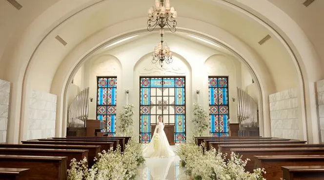 繊細なステンドグラス越しのまばゆい光は未来の輝き