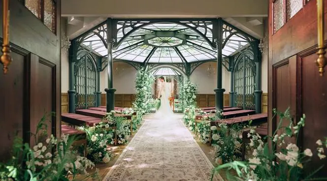 ステンドグラス煌めく〈音のマナーホール〉