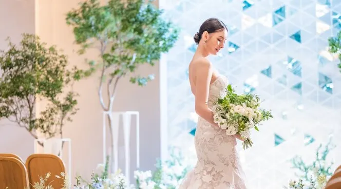 水路を想わせる神秘的な会堂