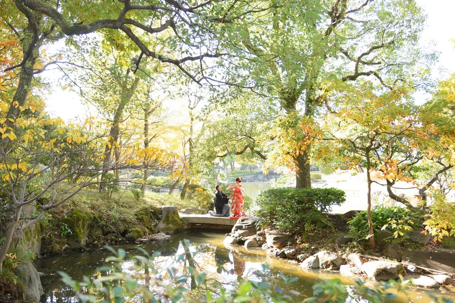 和装 ロケーション 庭園 紅葉 黒紋付袴 色打掛