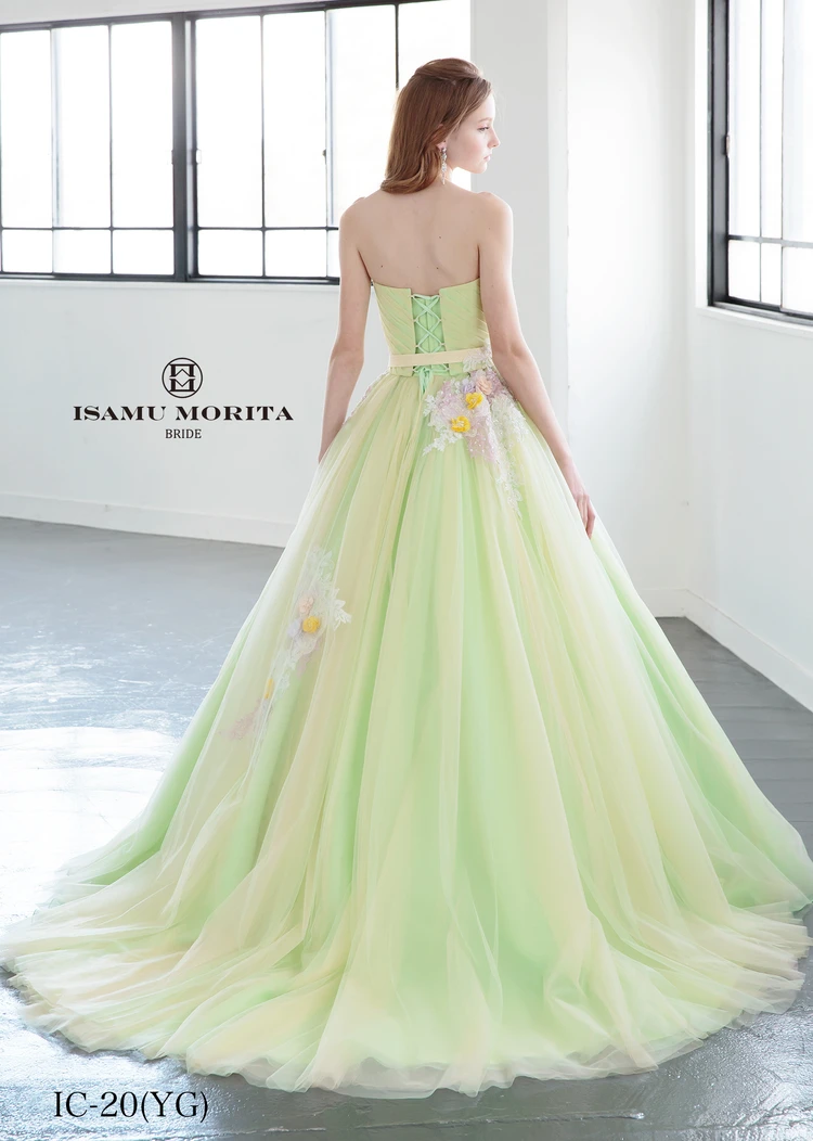 緑のストラップレスフレアドレスイサムモリタ