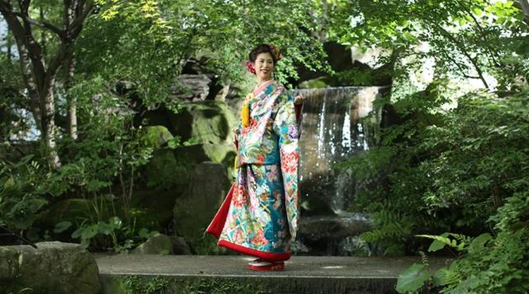 色打掛 kimono.色打掛 生き生きとした黄緑色に鮮やかな橙色が印象的な一