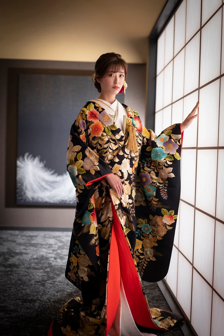 赤い花柄の色打掛　【ジャック】 赤い花柄の色打掛 【ジャック】 赤色 鳳凰柄 色打掛 絹製