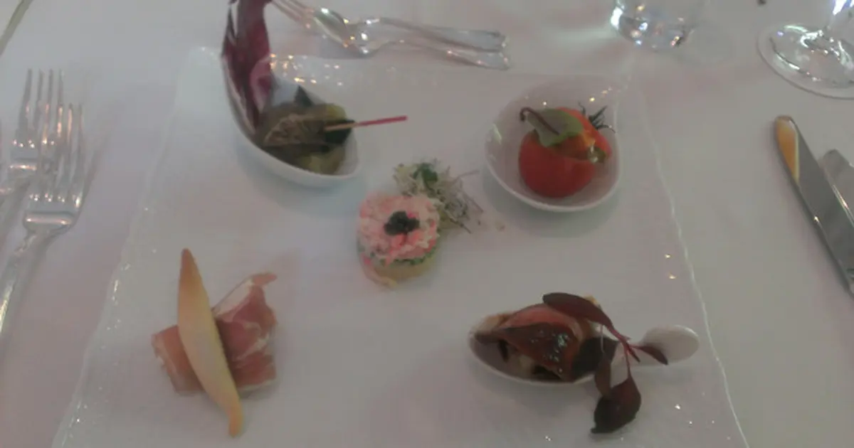 冬のお酒をすすめるミニ宴会プログラムのタキシード ずらか 