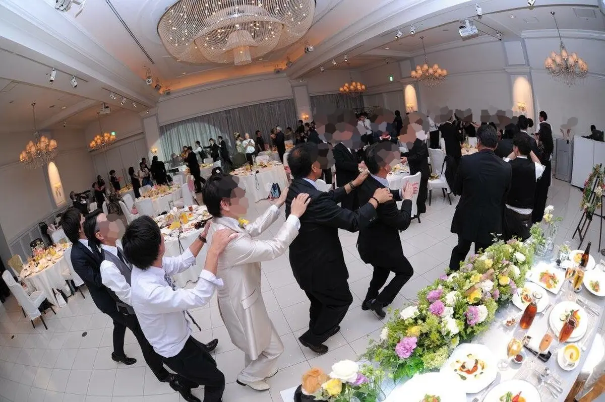 フィナーレは全員でトレイン列車を作って大合唱 ホテル テラス ザ ガーデン水戸の結婚式レポ みんなのウェディング