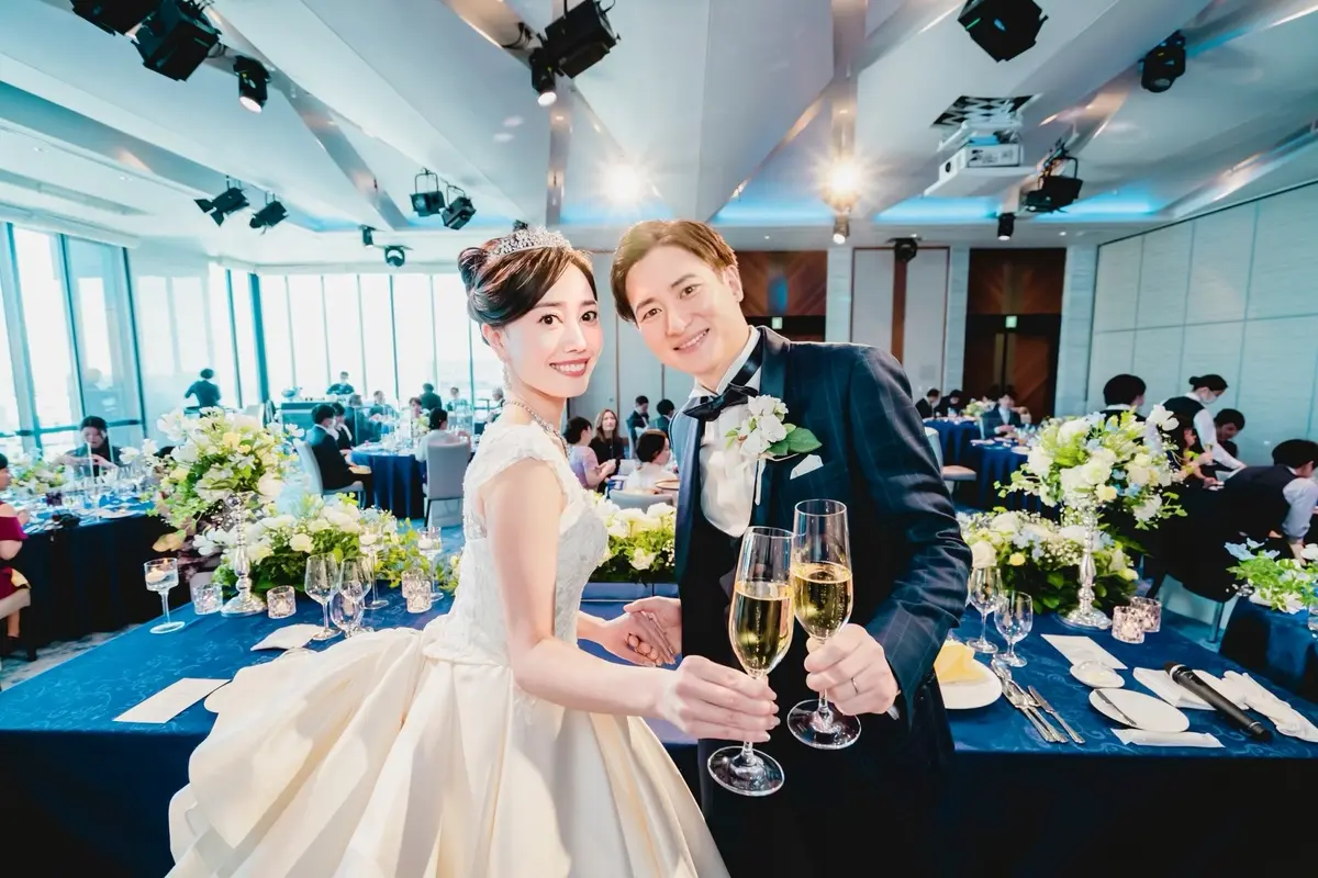 結婚式場　豪華　花台 The ELEGANCE” まるで豪華客船の華やかなパーティ会場に招待されたかの