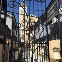 大きな門を潜ります。