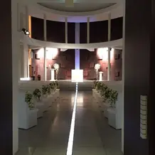 チャペルの白と茶の対比が素敵