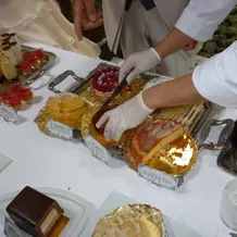 デザートブッフェでは新郎新婦の手渡し