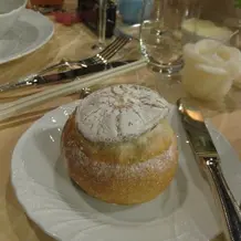 パンをスープにつけて食べたらなお美味